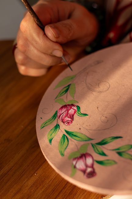Плетёный абажур из ротанга на фоне светлой стены